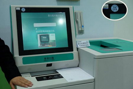 4月17日，在第75届中国国际医疗器械博览会(CMEF)上，富士胶片展出可贴在触摸屏上的凝聚“精密涂布”与“银微离子”技术的抗菌膜