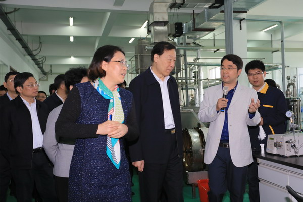 膜科学技术研究所所长邢卫红(左前)陪同省委书记罗志军参观实验室 膜科学技术研究所所长邢卫红(左前)陪同省委书记罗志军参观实验室