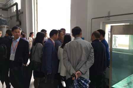 在翠湖新水源厂学员们围着工作人员热切交流