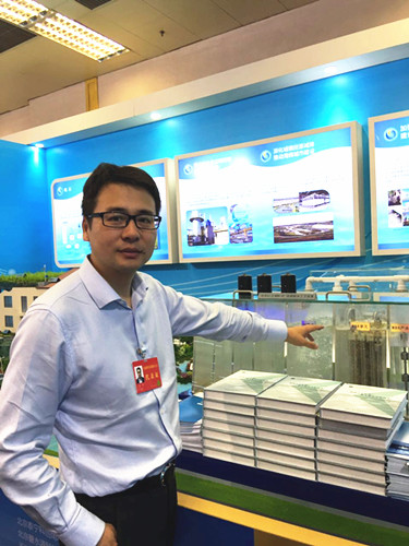 碧水源总经理方灏在现场介绍此次展出的碧水源双膜新水工艺装置 碧水源总经理方灏在现场介绍此次展出的碧水源双膜新水工艺装置