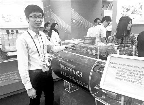 江西金达莱公司研发总监周荣忠给记者介绍膜技术污水处理器情况 江西金达莱公司研发总监周荣忠给记者介绍膜技术污水处理器情况