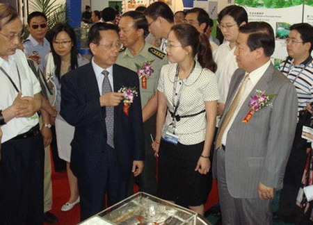 陶琨(前排右二)为全国人大常委会陈昌智副委员长和环保部周生贤部长介绍金达莱公司及其产品 陶琨(前排右二)为全国人大常委会陈昌智副委员长和环保部周生贤部长介绍金达莱公司及其产品