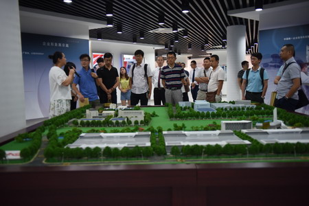 参观回天展厅 参观回天展厅