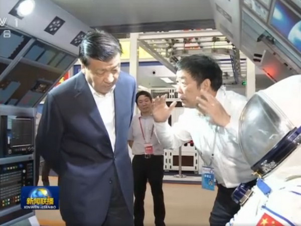 科技部徐南平副部长陪同中共中央政治局常委刘云山参观国家“十二五”科技创新成就展 科技部徐南平副部长陪同中共中央政治局常委刘云山参观国家“十二五”科技创新成就展