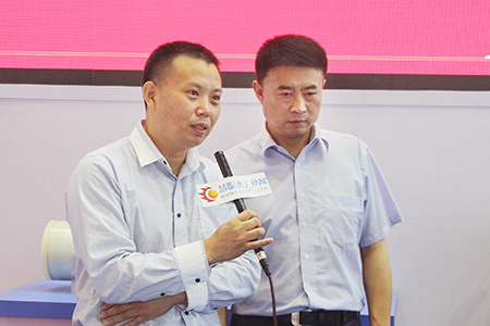 蓝星东丽白忠民(右)和上海华膜赵秀军(左)在接受采访 蓝星东丽白忠民(右)和上海华膜赵秀军(左)在接受采访