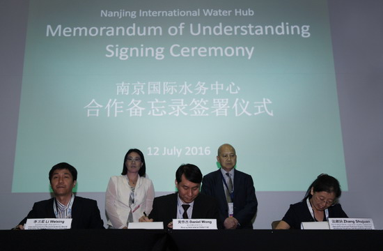 南京水务中心与两家南京著名水务研究机构签署合作备忘录。(坐席左起)国家特种分离膜工程技术研究 南京水务中心与两家南京著名水务研究机构签署合作备忘录。(坐席左起)国家特种分离膜工程技术研究