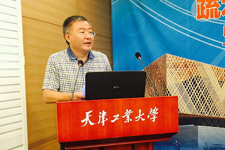 中国膜工业协会秘书长李守荣宣读批准文件 中国膜工业协会秘书长李守荣宣读批准文件