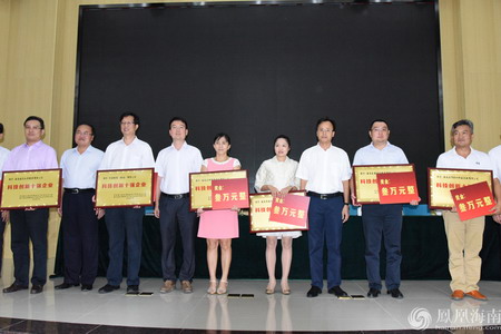 科技创新十强企业、“国际化之星”海南立昇净水科技实业有限公司及陈良刚(右一)荣获科技创新突出贡献奖上台领奖 科技创新十强企业、“国际化之星”海南立昇净水科技实业有限公司及陈良刚(右一)荣获科技创新突出贡献奖上台领奖