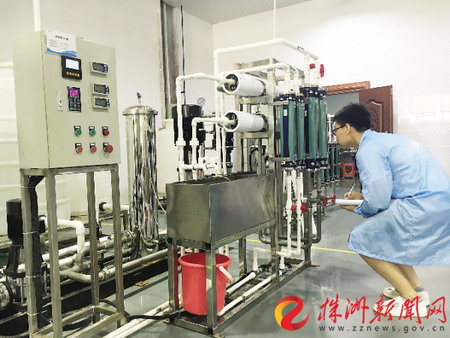 工作人员正在记录澳维反渗透膜检测设备上的有关数据 工作人员正在记录澳维反渗透膜检测设备上的有关数据