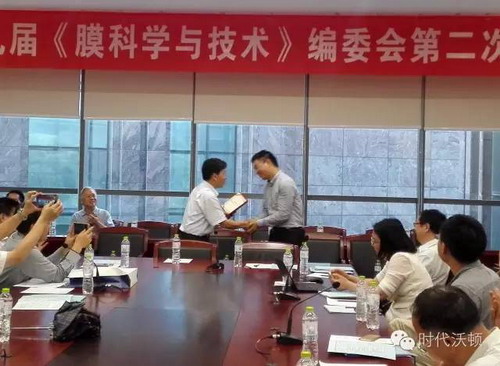 杂志主编尤金德先生为金焱博士颁发聘书 杂志主编尤金德先生为金焱博士颁发聘书