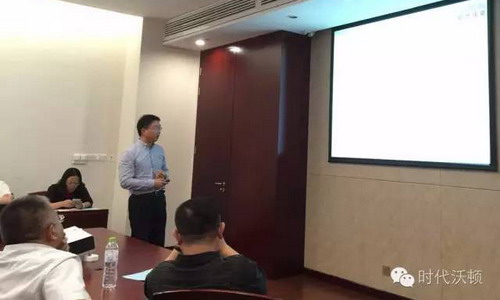 金焱博士作学术报告 金焱博士作学术报告