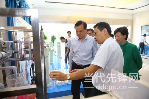 陈敏尔(左)在贵阳时代沃顿科技有限公司考察复合反渗透膜制造项目时听取蔡志奇(中)的情况介绍 陈敏尔(左)在贵阳时代沃顿科技有限公司考察复合反渗透膜制造项目时听取蔡志奇(中)的情况介绍