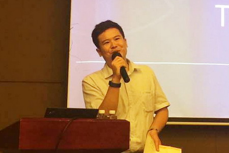 时代沃顿家用膜销售总监罗勇与参会嘉宾技术交流 时代沃顿家用膜销售总监罗勇与参会嘉宾技术交流