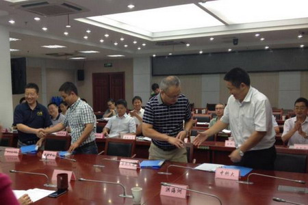 对接会上现场签订了五份产学研合作协议