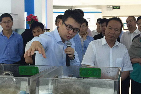 碧水源总裁方灏向拉萨市党政代表团介绍碧水源双膜新水源厂的核心工艺