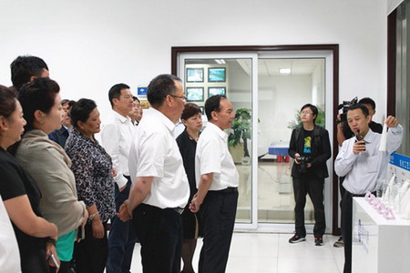 碧水源膜研发中心主任陈亦力向拉萨市党政代表团介绍碧水源的全产业链膜技术