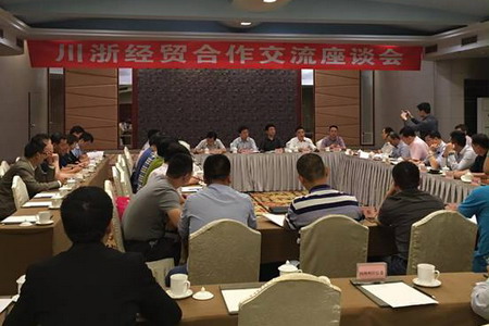 考察团一行在成都召开川浙经贸交流座谈会 考察团一行在成都召开川浙经贸交流座谈会