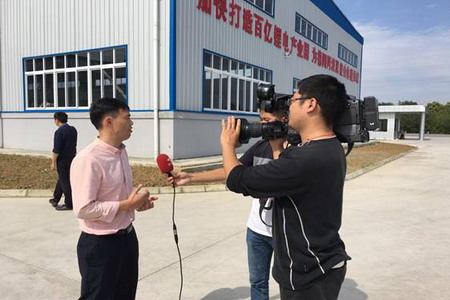 杭州蓝然环境总经理楼永通接受阿坝自治州随团记者采访 杭州蓝然环境总经理楼永通接受阿坝自治州随团记者采访