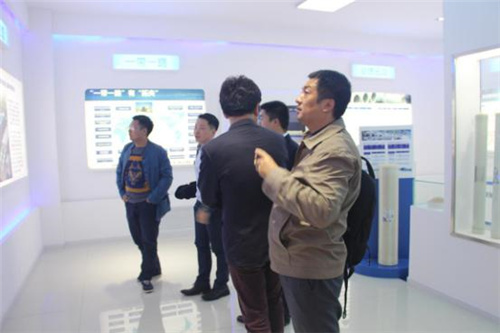 参观者进入蓝星东丽展厅