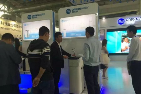 碧水源技术工程师向观众介绍新产品纳滤净水机D668