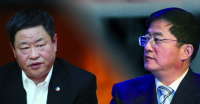 中国化工集团公司董事长任建新(右)与中化集团董事长宁高宁(左) 中国化工集团公司董事长任建新(右)与中化集团董事长宁高宁(左)