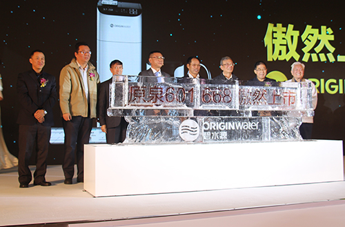 碧水源高层领导及行业嘉宾为纳滤冰雕齐注红酒祝贺碧水源纳滤新品净水机上市 碧水源高层领导及行业嘉宾为纳滤冰雕齐注红酒祝贺碧水源纳滤新品净水机上市