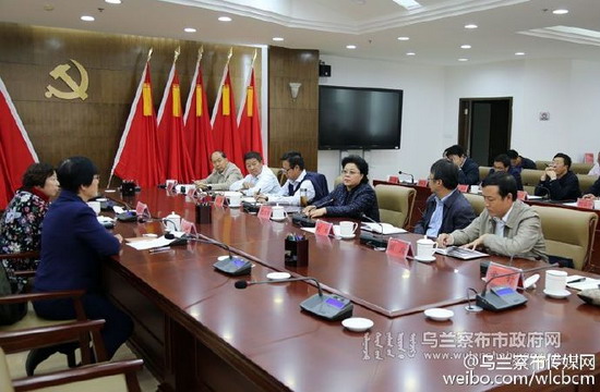 9月29日,市委副书记、市长艾丽华主持召开座谈会,研究在全市范围内实施净水工程事宜。市委常委、副市长刘斌,北京科泰兴达高新技术有限公司董事长孟繁欣出席座谈会 9月29日,市委副书记、市长艾丽华主持召开座谈会,研究在全市范围内实施净水工程事宜。市委常委、副市长刘斌,北京科泰兴达高新技术有限公司董事长孟繁欣出席座谈会
