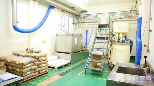 液料配送车间,这里面存放着各种生产用的化学原材料 液料配送车间,这里面存放着各种生产用的化学原材料