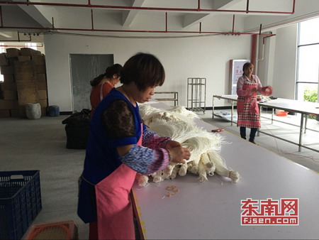 泉州索爱膜新建的车间里,工人正在整理原材料 泉州索爱膜新建的车间里,工人正在整理原材料
