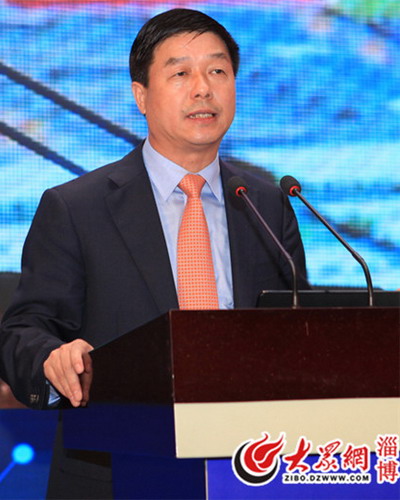 全国工商联副主席、东岳集团董事长张建宏在年会上作报告 全国工商联副主席、东岳集团董事长张建宏在年会上作报告