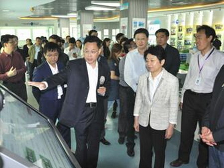 江苏省委常委、常务副省长黄莉新参观环保创新科技展示中心 江苏省委常委、常务副省长黄莉新参观环保创新科技展示中心