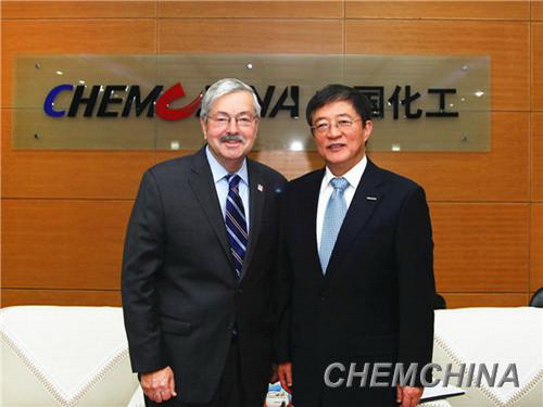 11月16日,任建新董事长(右)在中国化工集团公司总部会见了来访的美国艾奥瓦州州长特里·布兰斯塔德(Terry Branstad)一行 11月16日,任建新董事长(右)在中国化工集团公司总部会见了来访的美国艾奥瓦州州长特里·布兰斯塔德(Terry Branstad)一行