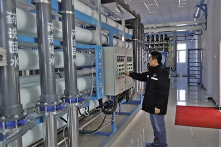 阿巴嘎旗净化水厂车间职工定期对净化设备进行检查维护,并对进水、出水水压、水量进行实时检查 阿巴嘎旗净化水厂车间职工定期对净化设备进行检查维护,并对进水、出水水压、水量进行实时检查