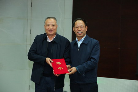 11月7日,北京碧水源科技股份有限公司董事长文剑平为侯立安院士颁发聘书 11月7日,北京碧水源科技股份有限公司董事长文剑平为侯立安院士颁发聘书