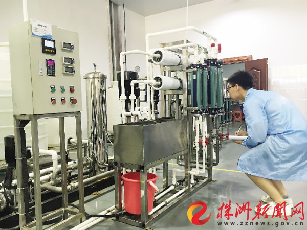 工作人员正在记录澳维反渗透膜检测设备上的有关数据 工作人员正在记录澳维反渗透膜检测设备上的有关数据