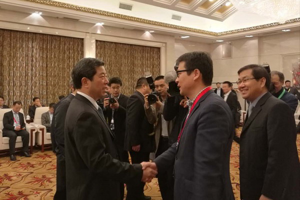 河南省长陈润儿(左)与碧水源总裁方灏(右)在现场交流 河南省长陈润儿(左)与碧水源总裁方灏(右)在现场交流