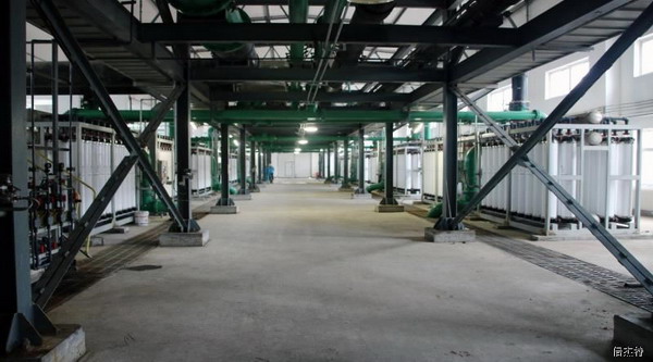 中天合创鄂尔多斯煤炭深加工示范项目化学水处理装置(12.7万吨/日)由倍杰特承建,采用标准化设计、成套化采购、模块化安装,从设计到建成仅仅用了6个月的时间,于2016年5月投运。 中天合创鄂尔多斯煤炭深加工示范项目化学水处理装置(12.7万吨/日)由倍杰特承建,采用标准化设计、成套化采购、模块化安装,从设计到建成仅仅用了6个月的时间,于2016年5月投运。