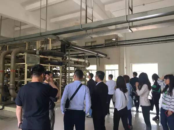 与会人员参观了上海老港渗透滤液处理厂 与会人员参观了上海老港渗透滤液处理厂