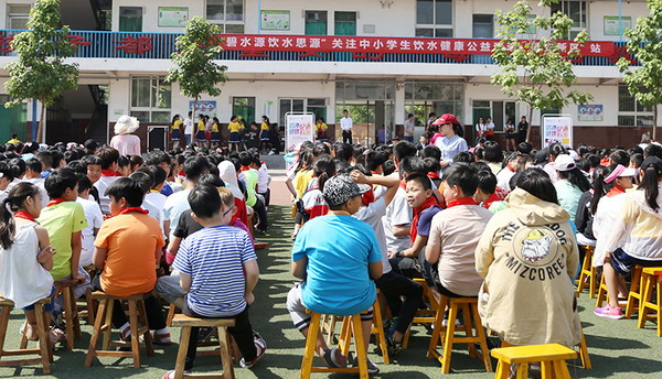 “饮水思源”雄安站公益活动为安新县第二小学捐赠校园纳滤净水设备