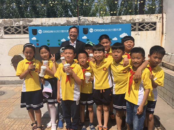 碧水源净水副总裁丛有江先生出席活动后与安新县第二小学孩子们合影