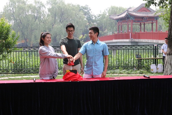 京西污水处理站和鸭子湖治理工程竣工仪式上京西学校学生代表启动污水处理系统 京西污水处理站和鸭子湖治理工程竣工仪式上京西学校学生代表启动污水处理系统