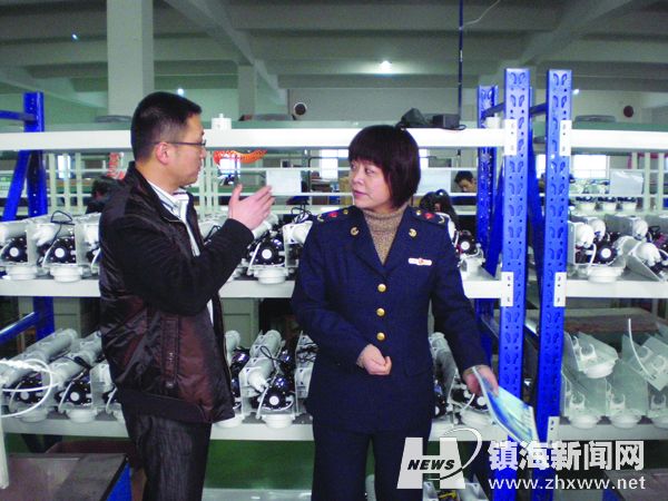 灏钻科技董事长顾逞涛与镇海区工商分局工作人员探讨“宁波市知名商标”申报工作
