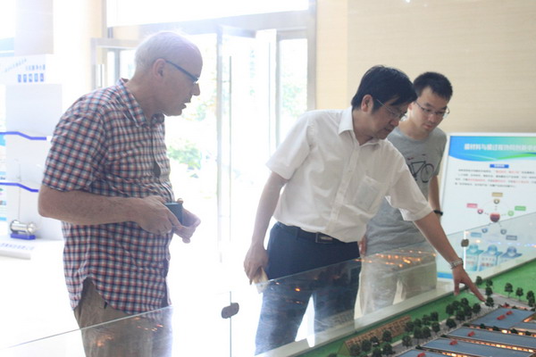 范益群教授陪同俄亥俄州立大学亨克教授参观膜产业园