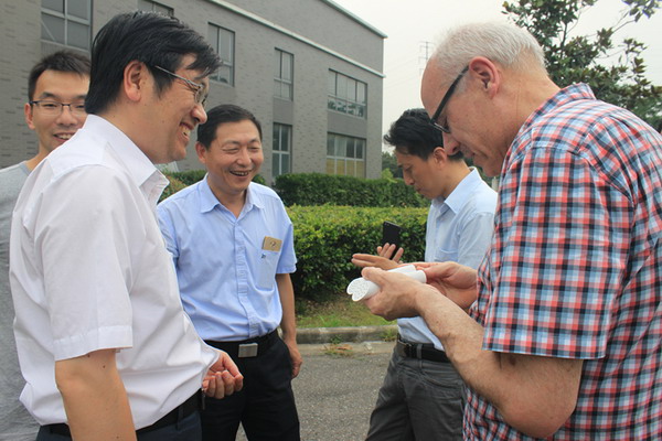 范益群教授陪同俄亥俄州立大学亨克教授参观膜产业园