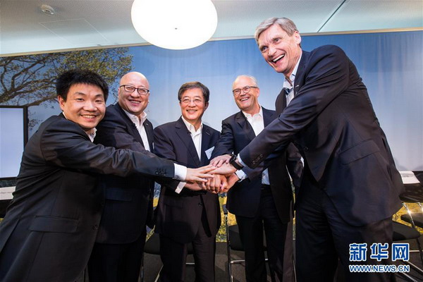 6月27日,在位于瑞士巴塞尔的先正达公司总部,新当选的先正达董事会主席、中国化工董事长任建新(中)和先正达董事会副主席米歇尔·德马尔(右二)与管理团队在记者会上握手(新华社记者 徐金泉 摄) 6月27日,在位于瑞士巴塞尔的先正达公司总部,新当选的先正达董事会主席、中国化工董事长任建新(中)和先正达董事会副主席米歇尔·德马尔(右二)与管理团队在记者会上握手(新华社记者 徐金泉 摄)