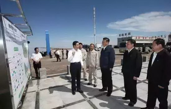 2016年8月,总书记在青海盐湖工业股份有限公司盐湖码头听取盐湖资源综合利用和柴达木盆地发展循环经济情况介绍 2016年8月,总书记在青海盐湖工业股份有限公司盐湖码头听取盐湖资源综合利用和柴达木盆地发展循环经济情况介绍