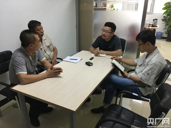 胡晓宇博士召集团队技术人员研究新产品技术细节 胡晓宇博士召集团队技术人员研究新产品技术细节
