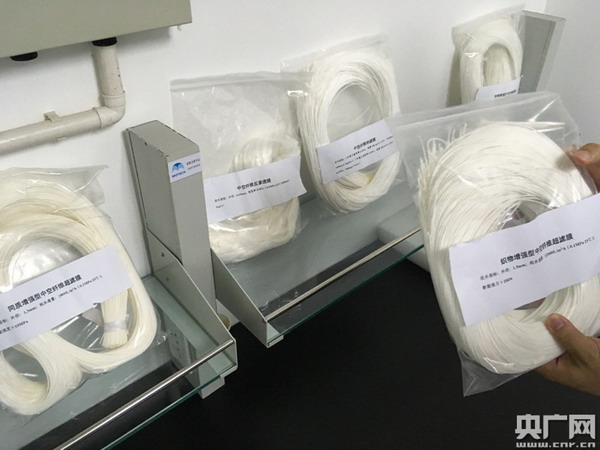 胡晓宇展示他们研发出纤细如发丝的膜产品 胡晓宇展示他们研发出纤细如发丝的膜产品