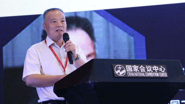 中国工程院院士、火箭军后勤科学技术研究所侯立安作了题为《中国环保产业的可持续发展》的报告 中国工程院院士、火箭军后勤科学技术研究所侯立安作了题为《中国环保产业的可持续发展》的报告