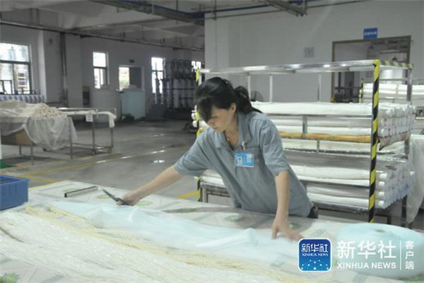 立昇工作人员正在做包装工作 立昇工作人员正在做包装工作